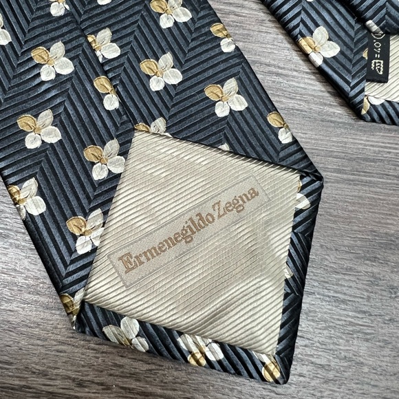 Ermenegildo Zegna Grey with Gold and White Flower Pattern Silk Tie - Picture 3 of 5